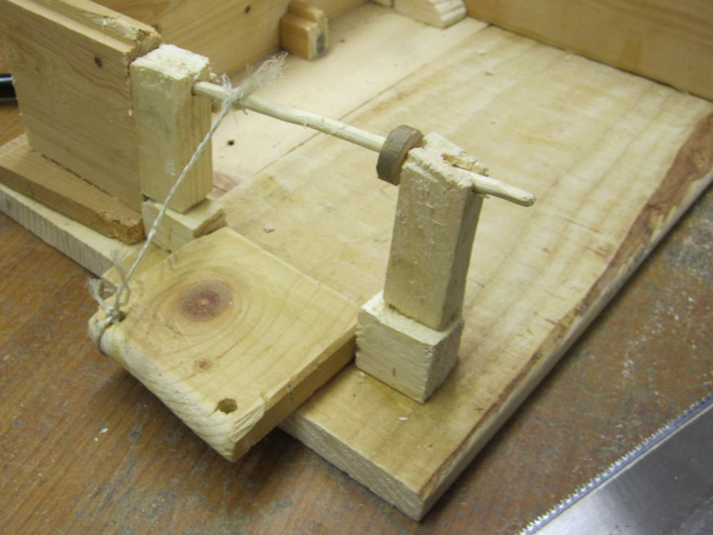 Schüler-Arbeit aus Steffens Werken-Unterricht: Zugbrücke mit Hebe-Mechanik aus Holz
